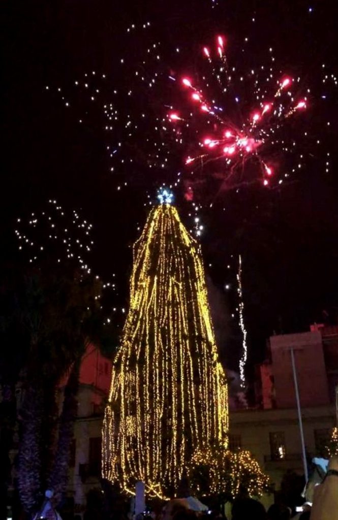 Φωταγωγήθηκε το Χριστουγεννιάτικο δέντρο στη Χαλκίδα