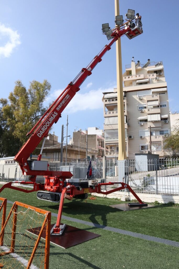 Νέος ηλεκτροφωτισμός στο Γήπεδο ποδοσφαίρου του Δήμου Περάματος - Εντυπωσιακός ο μηχανισμός αράχνη για την τοποθέτηση