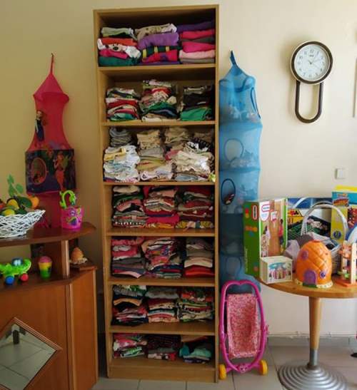 Κοινωνική Ιματιοθήκη Διονύσου αναβαθμίστηκε σε νέο χώρο Παιδικά ρούχα