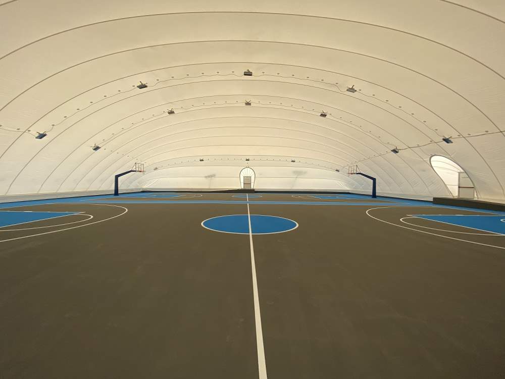Εντυπωσιακό το λυόμενο στέγαστρο στα 2 γήπεδα μπάσκετ στο Αθλητικό Κέντρο Χολαργού και με νέο ελαστικό τάπητα