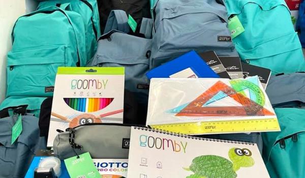 600 σχολικές τσάντες γέμισαν στον Δήμο Γλυφάδας