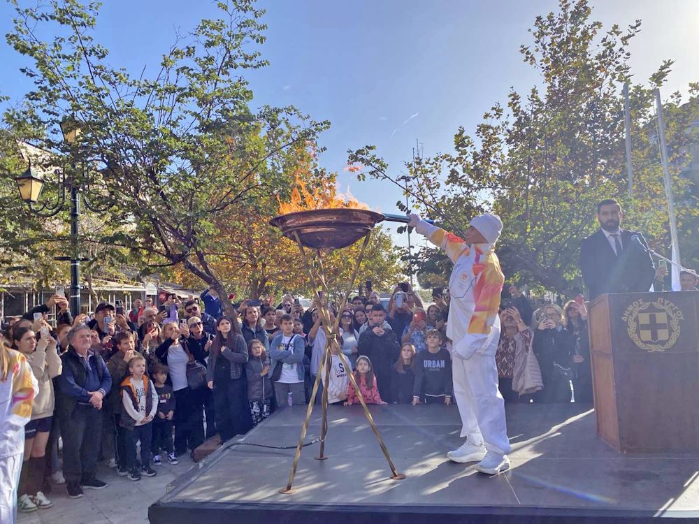 Ο Βασίλης Τσαρουχάς, Βαλκανιονίκης της Πάλη ανάβει τον βωμό στην τελετή υποδοχής για την Ολυμπιακή Φλόγα