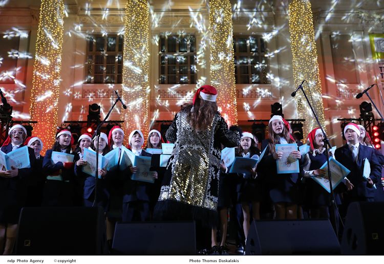 η Χορωδία της ιεράς μητρόπολης πειραιώς με χριστουγεννιάτικες μελωδίες