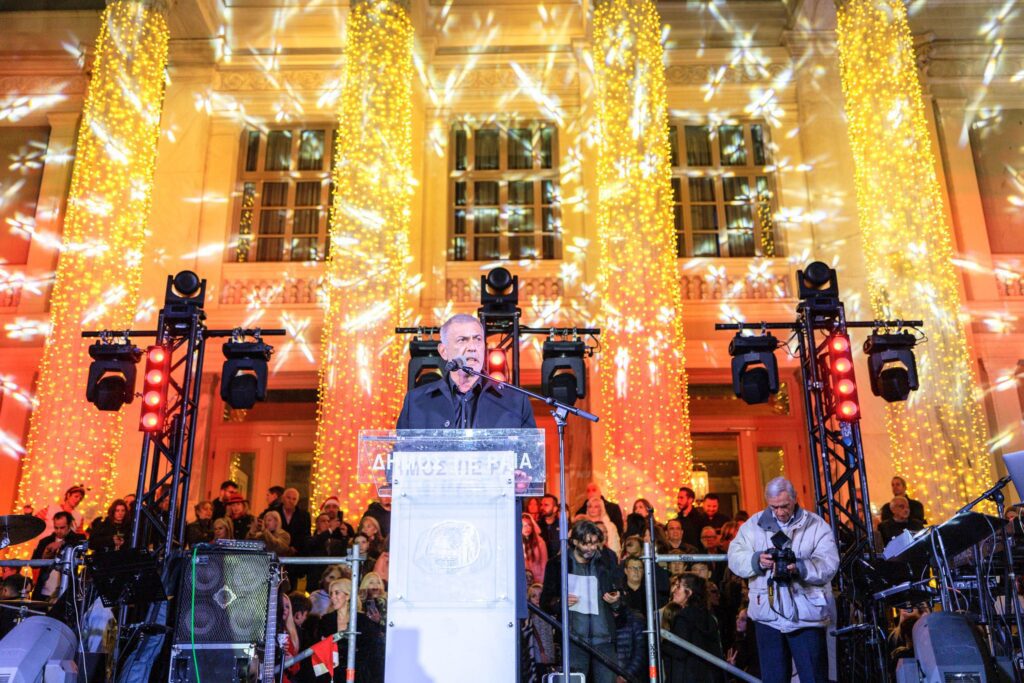 Χριστούγεννα στον Πειραιά με εντυπωσιακή φωταγώγηση του δέντρου