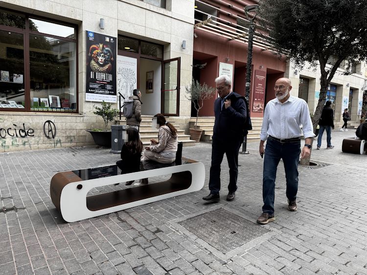 Τοποθέτηση σε νέα έξυπνα ηλιακά παγκάκια στον Δήμο Ηρακλείου