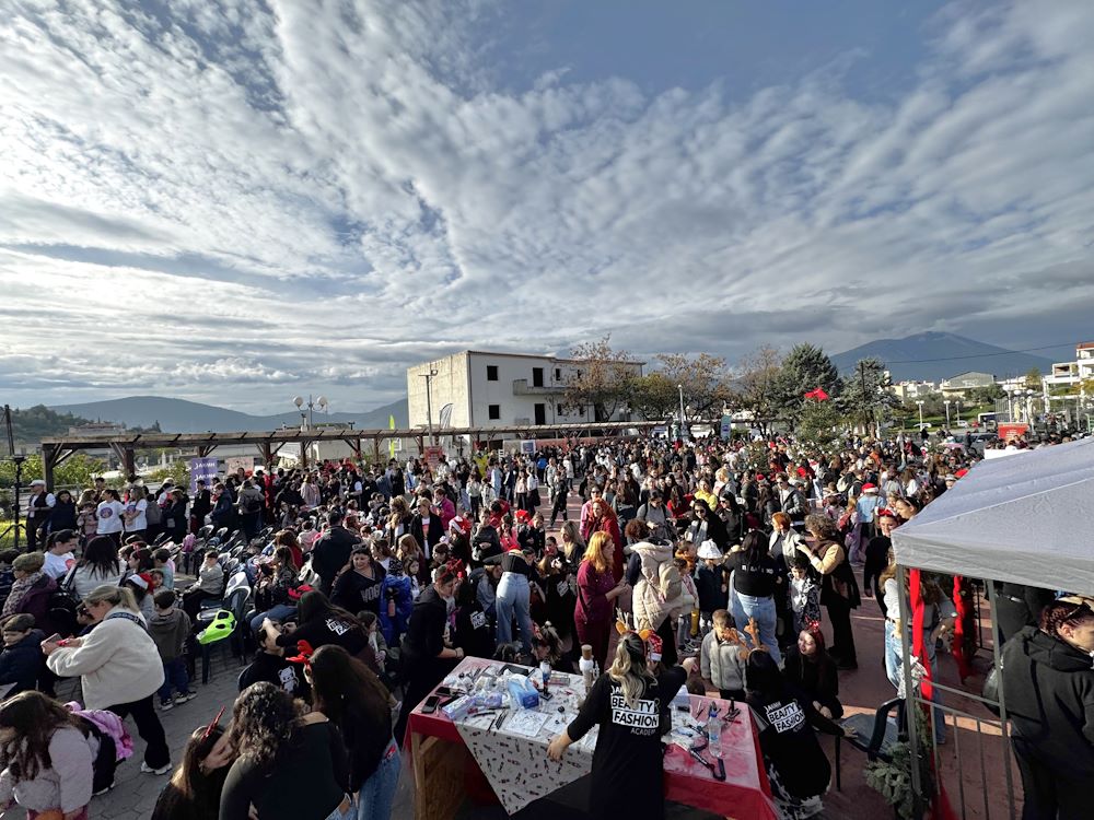 Στολίζοντας το Χριστουγεννιάτικο Δέντρο της Αποδοχής