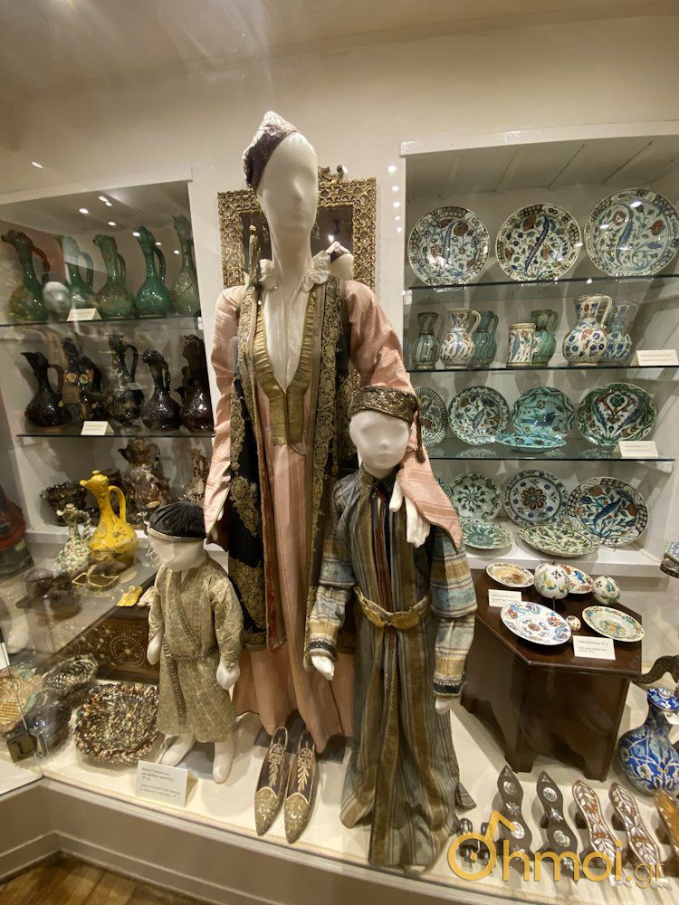 Παραδοσιακές φορεσιές μητέρας και παιδιών με πληθώρα οικιακών σκευών στο Μουσείο Αλή Πασά - Αφιέρωμα στα Ιωάννινα από το ΔΗΜΟΙ GR