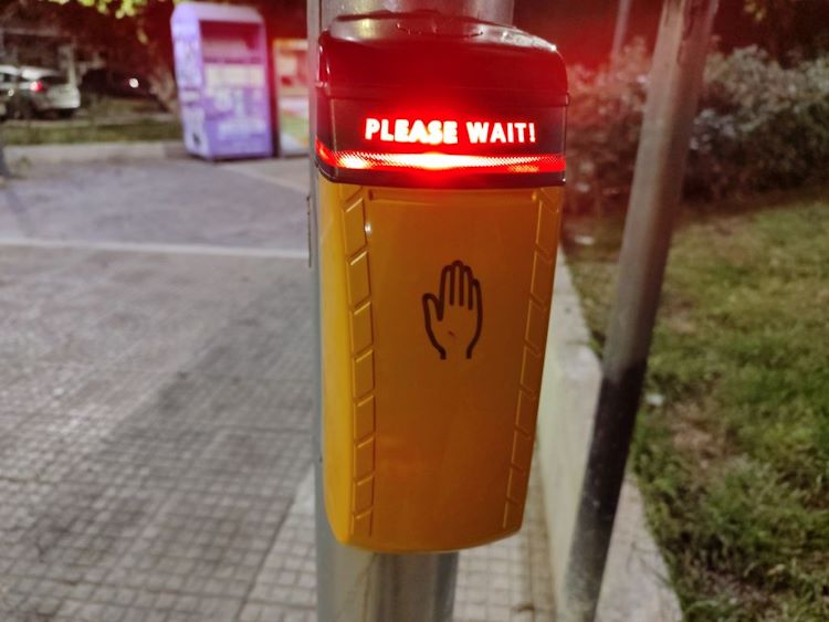 Νέες διαβάσεις δημιουργήθηκαν έξω από οκτώ σχολικές μονάδες της Πετρούπολης